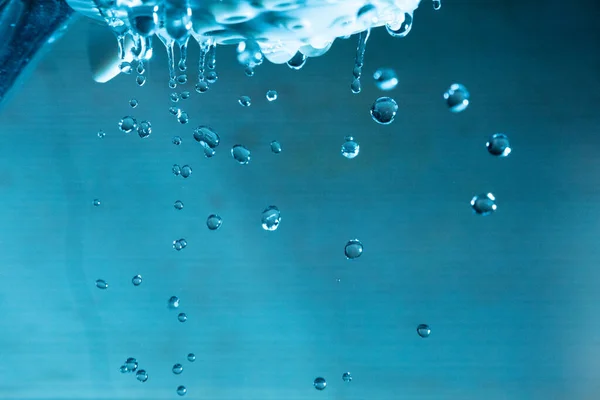 蓝色底座上的水滴 — 图库照片