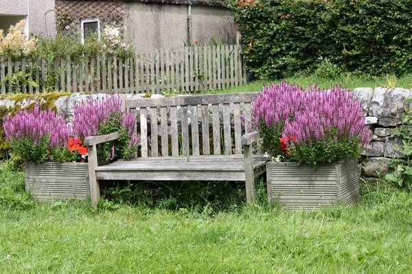 在公园里的花园长凳 — 图库照片