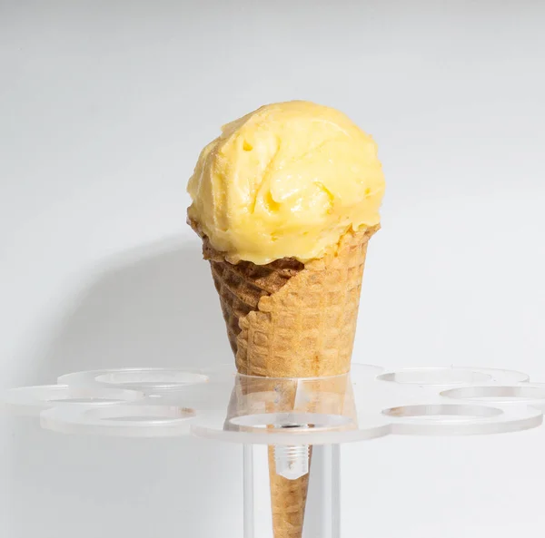 Crème Glacée Dans Cône Gaufre Sur Fond Blanc — Photo