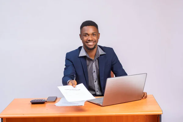 Homme Affaires Afro Américain Avec Ordinateur Portable Documents Dans Bureau — Photo