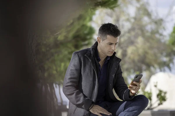 Hombre Joven Usando Teléfono Móvil — Foto de Stock