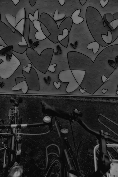 Foto Blanco Negro Una Bicicleta Con Corazón — Foto de Stock