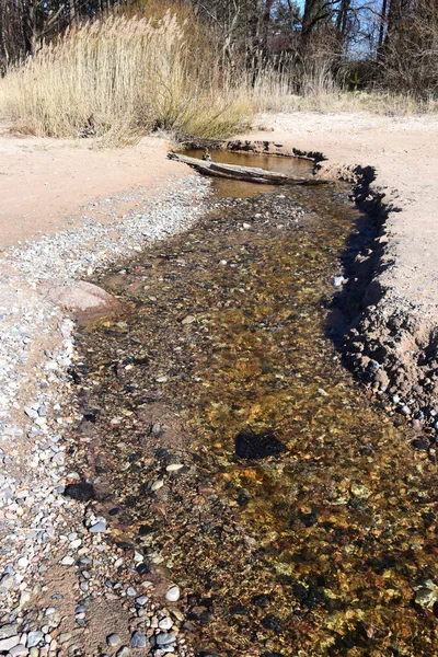 道路上の水の水たまり — ストック写真