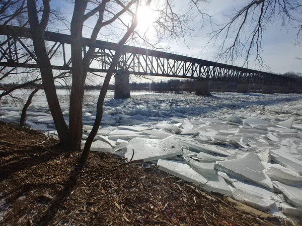 Річка Взимку Міст — стокове фото