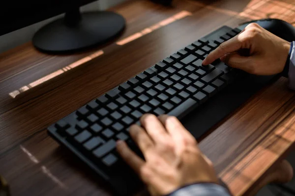 Κοντινό Πλάνο Του Hands Typing Στο Laptop Keyboard — Φωτογραφία Αρχείου