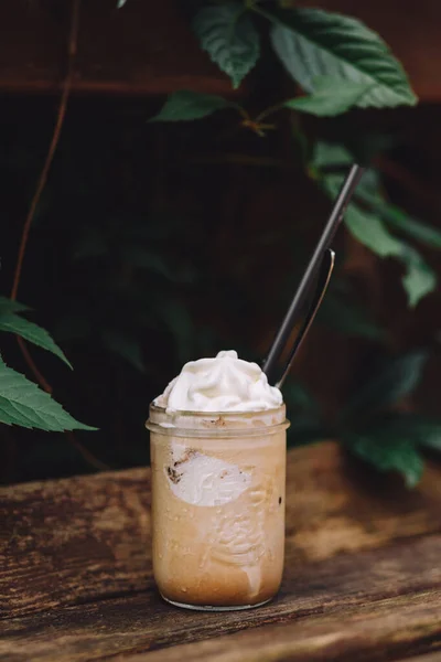 Café Gelado Com Hortelã Sorvete Fundo Madeira — Fotografia de Stock