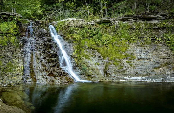 Schöner Wasserfall Wald Naturhintergrund — Stockfoto