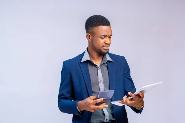 Afrykański Amerykański Biznesmen Tabletem Patrząc Kamerę — Zdjęcie stockowe