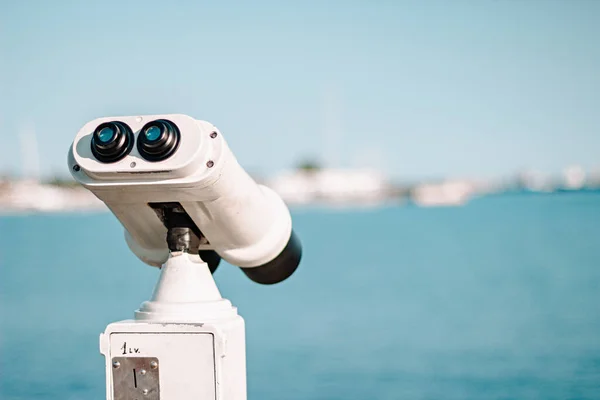 海岸上的双筒望远镜 — 图库照片
