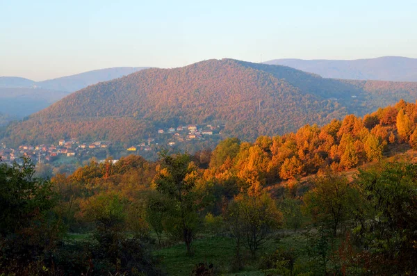 Jesienny Krajobraz Drzewami Górami — Zdjęcie stockowe