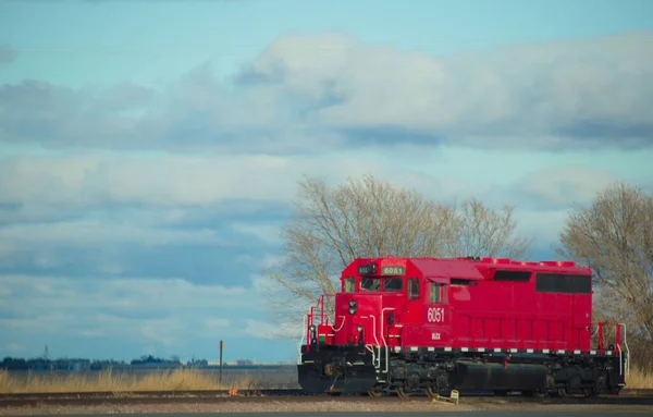 Röd Traktor Bakgrunden Vägen — Stockfoto