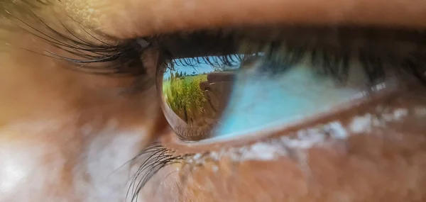 Γυναικείο Μάτι Μάτια Πράσινου Και Μπλε Ουρανού — Φωτογραφία Αρχείου