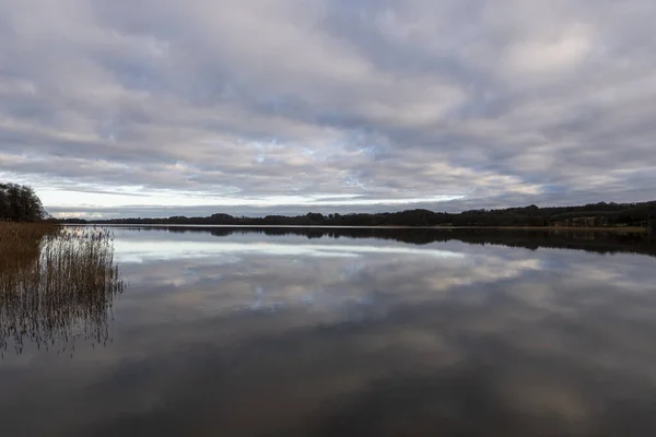 Arkasında Bir Göl Olan Güzel Bir Manzara — Stok fotoğraf