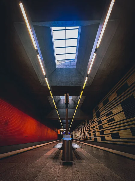 Podziemny Tunel Czerwono Białymi Światłami — Zdjęcie stockowe