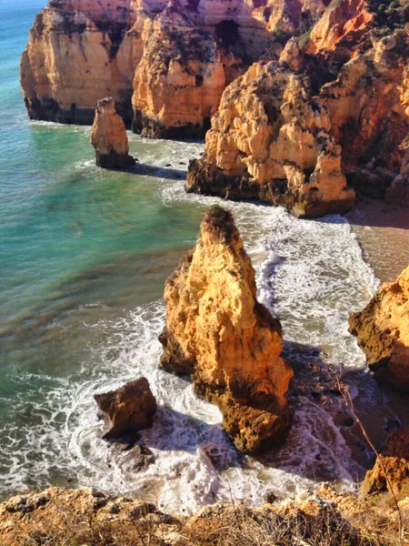 Kayalıkları Denizi Olan Güzel Sahil — Stok fotoğraf
