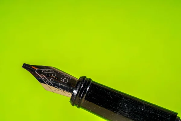 Grüner Stift Auf Schwarzem Hintergrund — Stockfoto