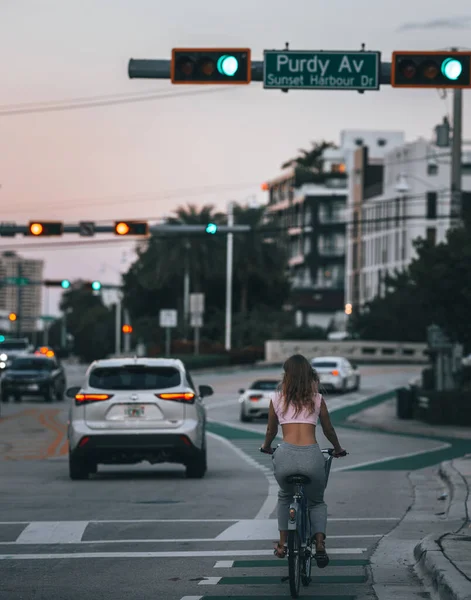 Une Jeune Femme Vélo Dans Ville — Photo