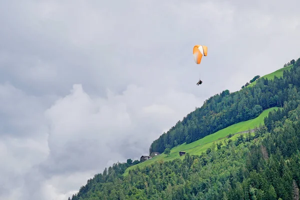 Parapendio Che Vola Montagna — Foto Stock