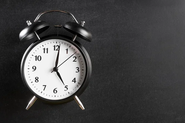 Relógio Alarme Preto Fundo Escuro — Fotografia de Stock