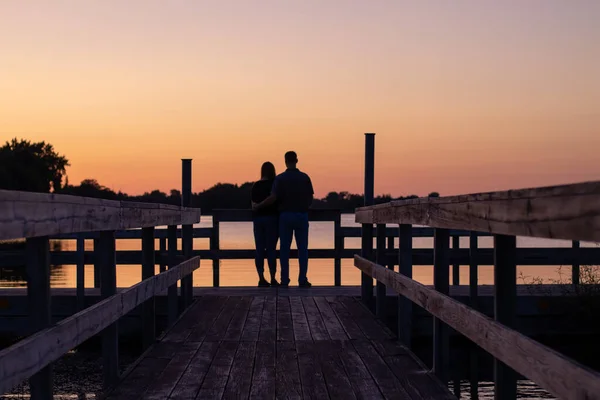 Silhuett Man Och Kvinna Piren Vid Solnedgången — Stockfoto