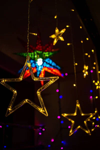 Gecenin Arka Planında Işıklar Olan Noel Ağacı — Stok fotoğraf