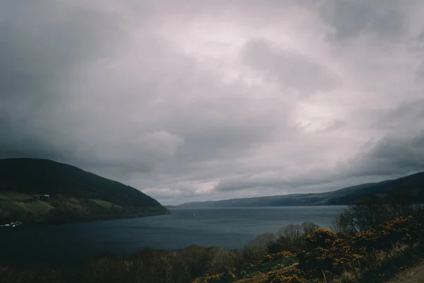 Красивый Пейзаж Озером Горах — стоковое фото