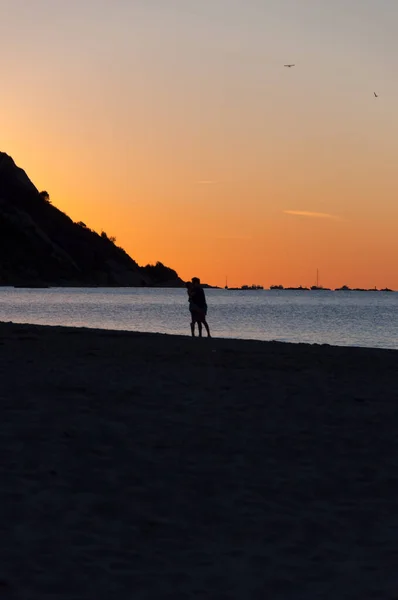 Sziluett Egy Férfi Egy Strandon — Stock Fotó