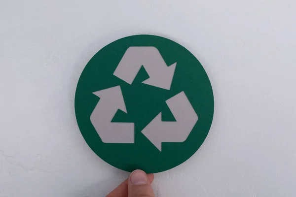 Símbolo Reciclagem Sobre Fundo Verde — Fotografia de Stock