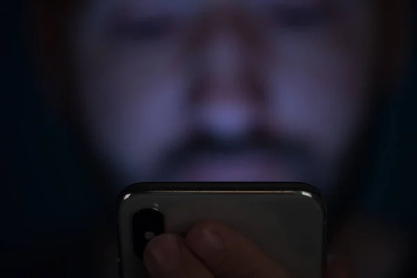 Close Van Een Hand Met Een Smartphone Met Een Wazige — Stockfoto