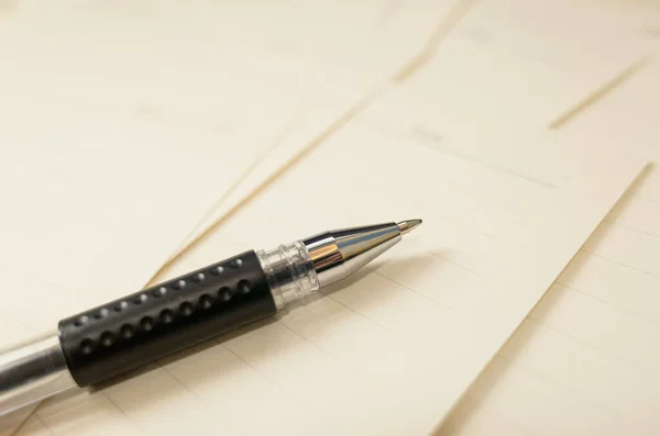 Πένα Στυλό Ένα Σημειωματάριο Ένα Λευκό Γραφείο — Φωτογραφία Αρχείου