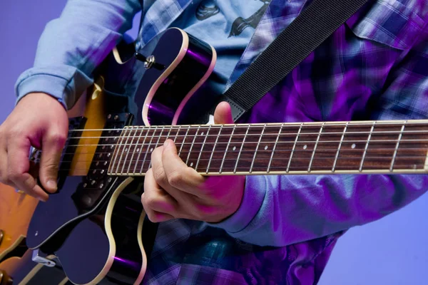 Hombre Tocando Guitarra Con Una Mano —  Fotos de Stock