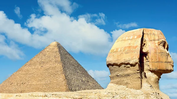 埃及沙漠中的吉萨金字塔 — 图库照片