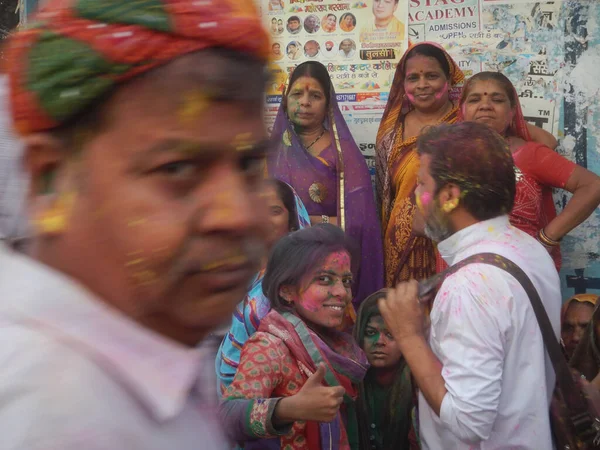 Άνθρωποι Κατά Διάρκεια Της Γιορτής Holi Στην Ινδία — Φωτογραφία Αρχείου