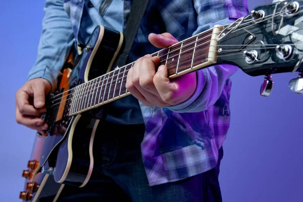 Hombre Tocando Guitarra Con Una Mano —  Fotos de Stock
