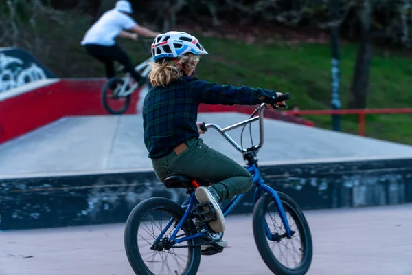 Jeune Femme Vélo Dans Parc — Photo