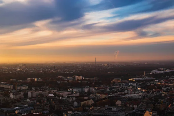 Flygfoto Över Staden Vid Solnedgången — Stockfoto