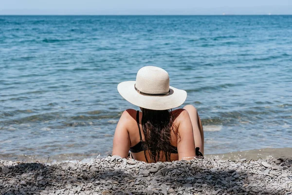 Mujer Joven Sombrero Sentado Playa — Foto de Stock