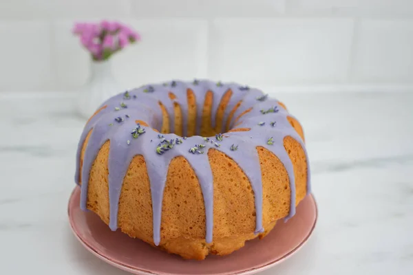 Delicioso Pastel Casero Con Glaseado Sobre Fondo Blanco — Foto de Stock