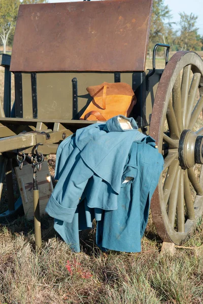 Alter Rostiger Traktor Auf Dem Feld — Stockfoto