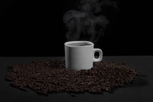 Kávébab Csésze Forró Ital Fekete Alapon — Stock Fotó