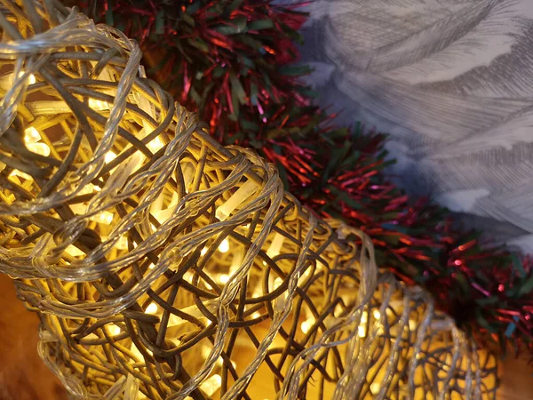 木制底座上的圣诞装饰品 — 图库照片