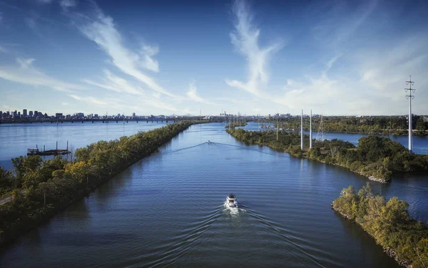 Bela Vista Lago Cidade — Fotografia de Stock