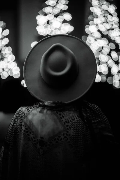 Černobílá Fotografie Mladého Muže Klobouku — Stock fotografie
