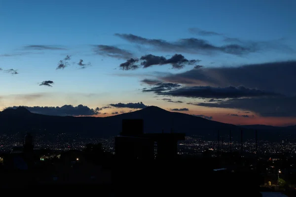 美丽的夕阳笼罩着城市 — 图库照片