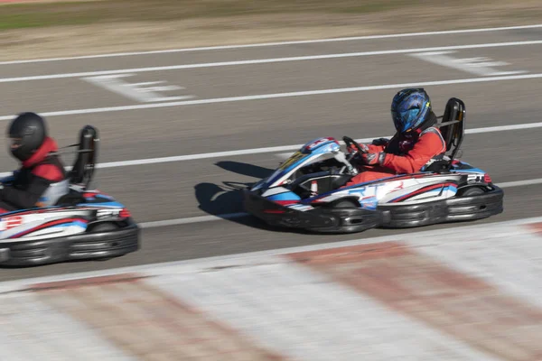 Gente Montando Kart Alta Velocidad Ocio Activo Entretenimiento Pista Karting —  Fotos de Stock