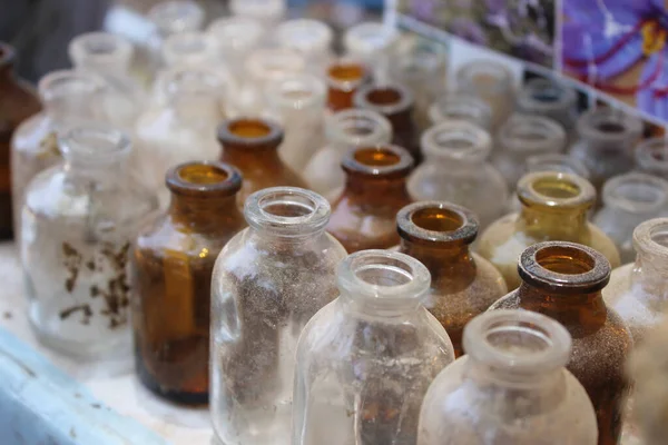 Botol Logam Vintage Tua Dengan Banyak Ukuran Yang Berbeda — Stok Foto