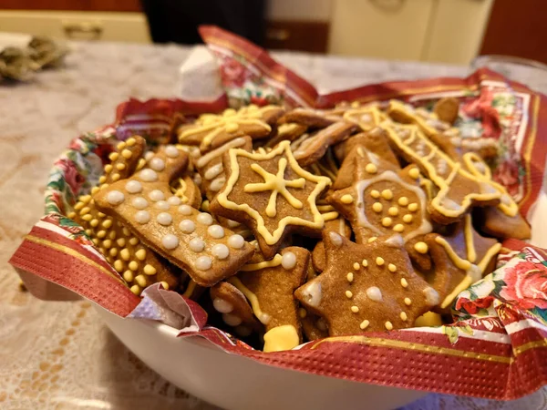 Kue Natal Dengan Roti Jahe Atas Meja — Stok Foto