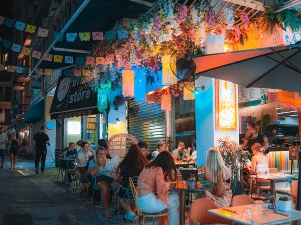 Νυχτερινή Θέα Του Cafe Της Πόλης — Φωτογραφία Αρχείου