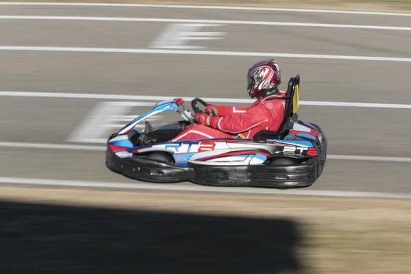 Folk Åker Kart Hög Hastighet Aktiv Fritid Underhållning Karting Spår — Stockfoto