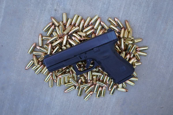 Pistola Proiettili Uno Sfondo Legno — Foto Stock